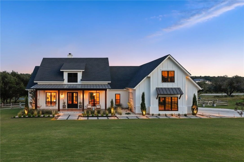 farmhouse-style-house:-a-timeless-classic-full-of-natural-charm