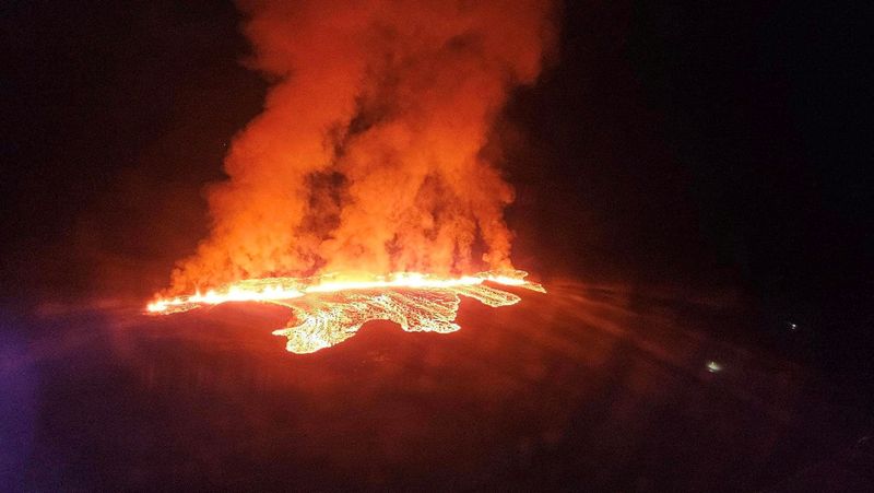 iceland-volcano-recedes-after-‘black-day’-of-town-fires